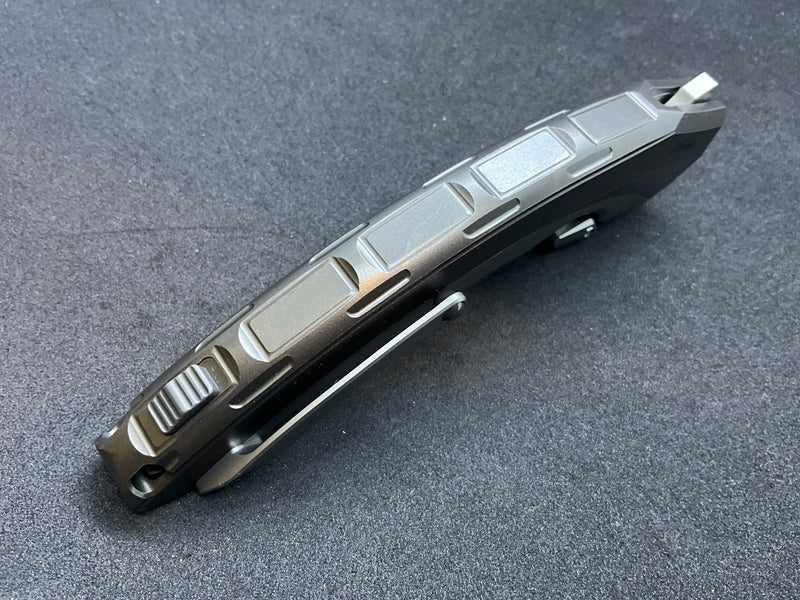 đ„Ăj dögös stĂlus! đ„GyorskioldĂł fĂ©lig integrĂĄlt titĂĄnötvözet fogantyĂșs gyorsan nyithatĂł összecsukhatĂł kĂ©s