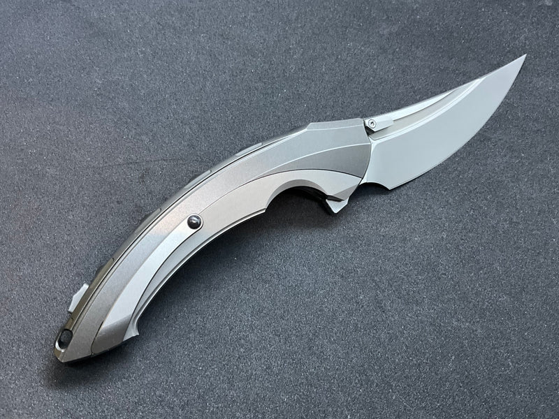 đ„Ăj dögös stĂlus! đ„GyorskioldĂł fĂ©lig integrĂĄlt titĂĄnötvözet fogantyĂșs gyorsan nyithatĂł összecsukhatĂł kĂ©s